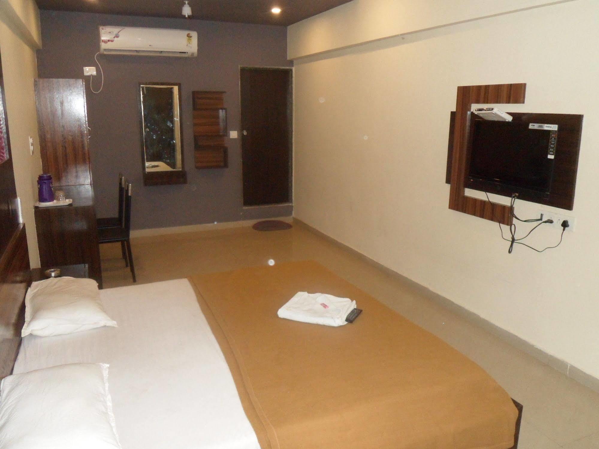 Hotel Canada Palace Batwa Exterior photo